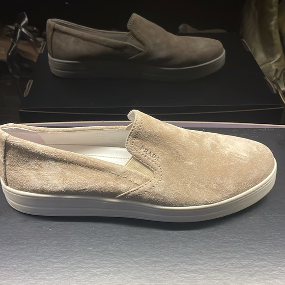 Ladies Prada suede loafer with rubber sole - Picture 4 of 7
